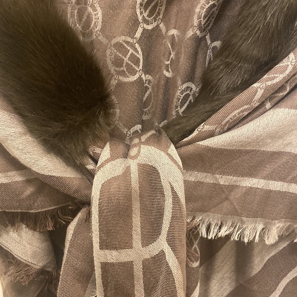 Henri Bendel scarf with fur trim. - Picture 6 of 7